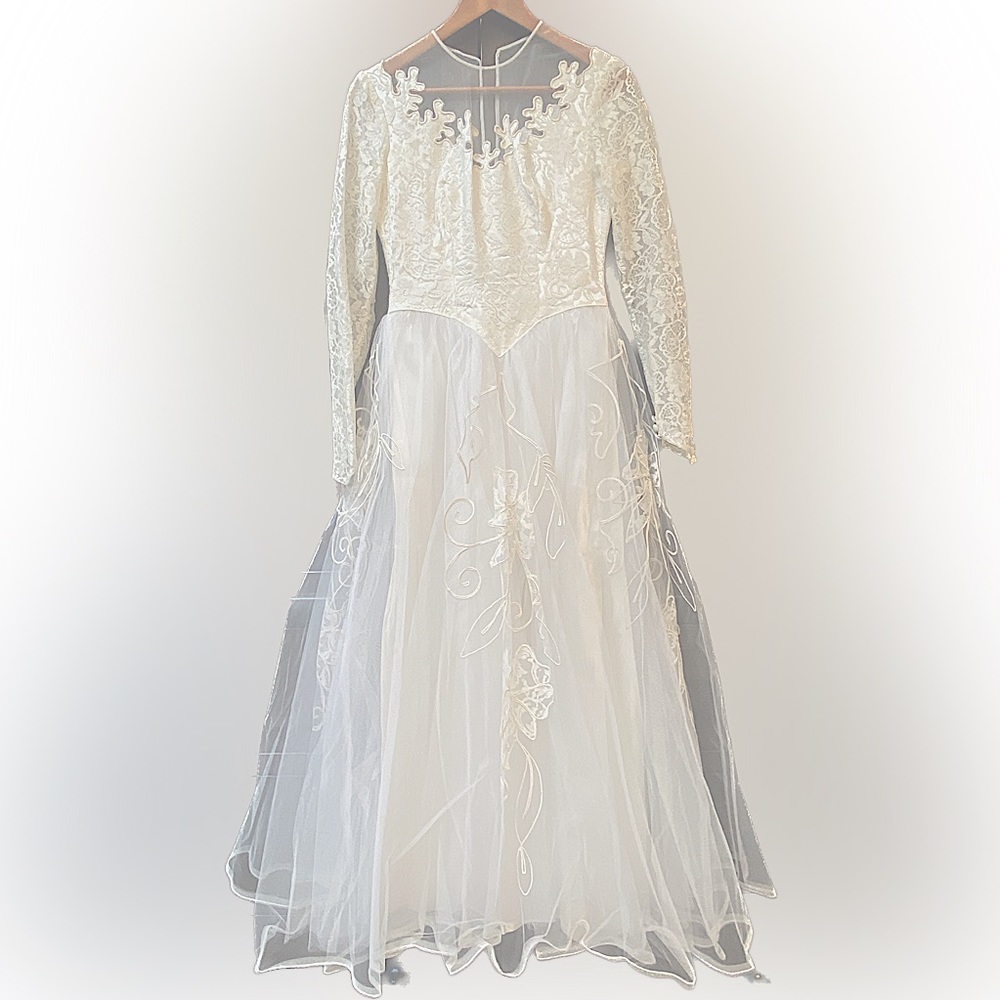 Elegant White Long-Sleeve Lace Wedding Dress